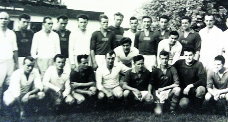 Společná fotografie před utkání s ATK Praha (1954.jpg